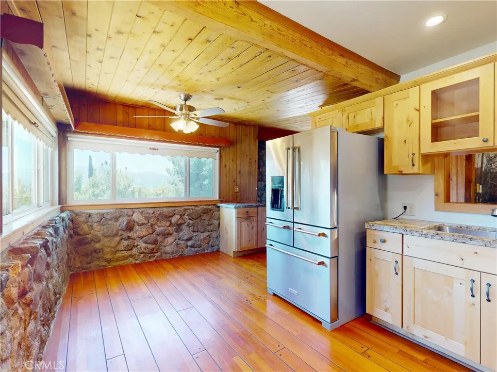 Kitchen to breakfast area