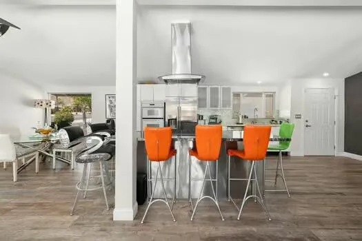 Large kitchen​​‌​​​​‌​​‌‌​​‌​​​‌‌​​​‌​​‌‌​​‌‌​​‌‌​​​​ island
