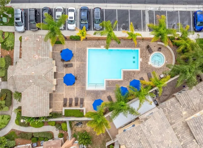 Close walking distance to pool/spa/park