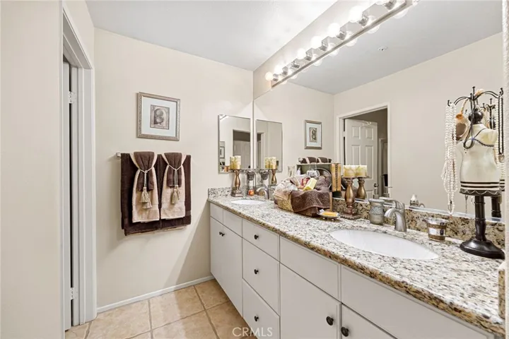 Double-sink en-suite primary bathroom