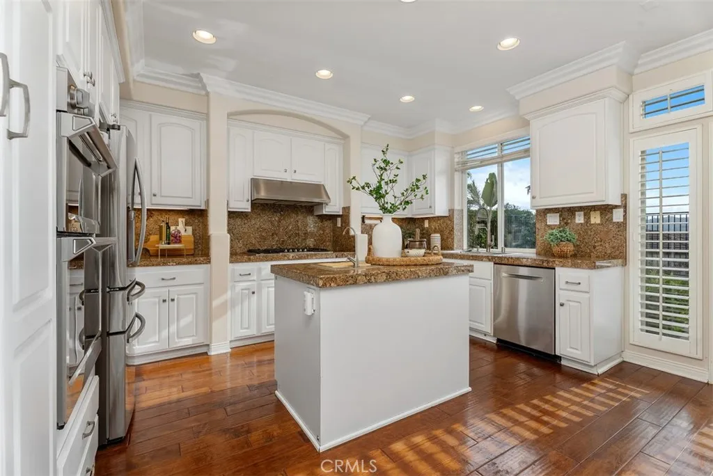 Gourmets kitchen with island