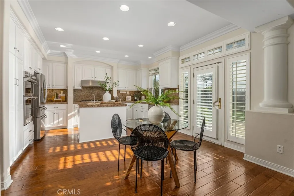 Gourmets kitchen with island