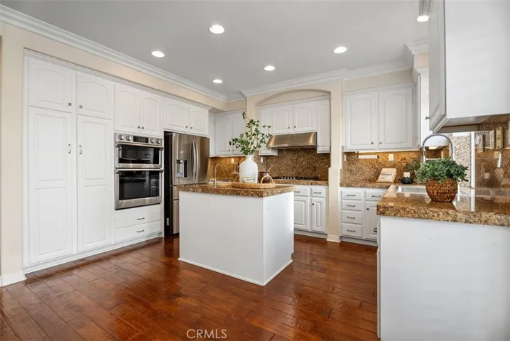 Gourmets kitchen with island