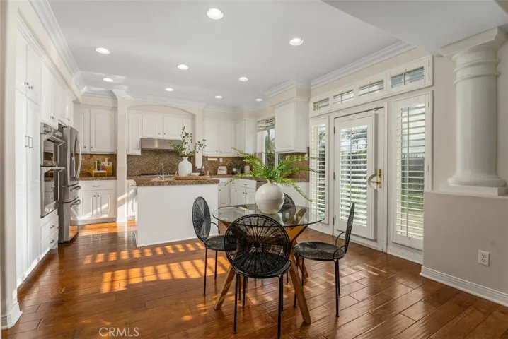 Gourmets kitchen with island