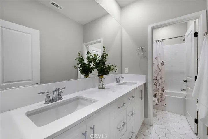 Secondary bath with quartz countertops