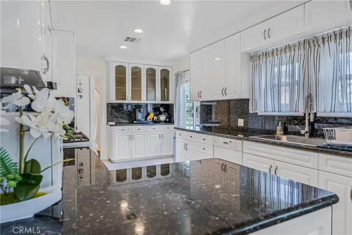 KITCHEN WITH GRANITE COUNTERTOPS