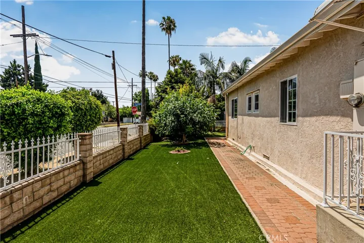 SIDE YARD WITH ARTIFICIAL TURF.