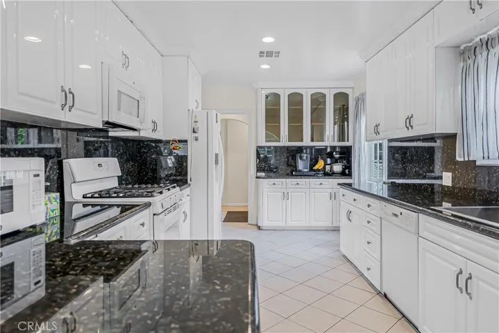 AMPLE COUNTER SPACE
