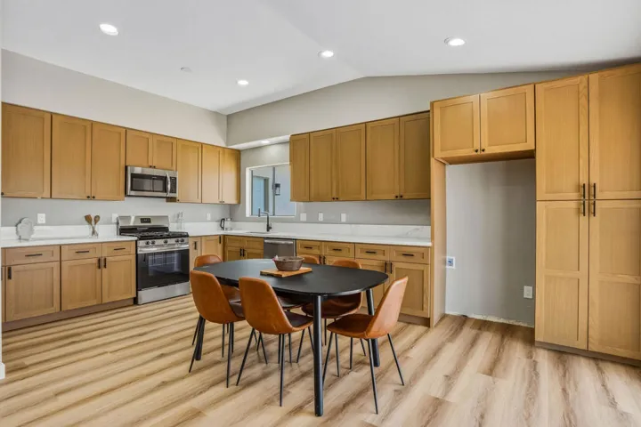8400annandaleavenue-12