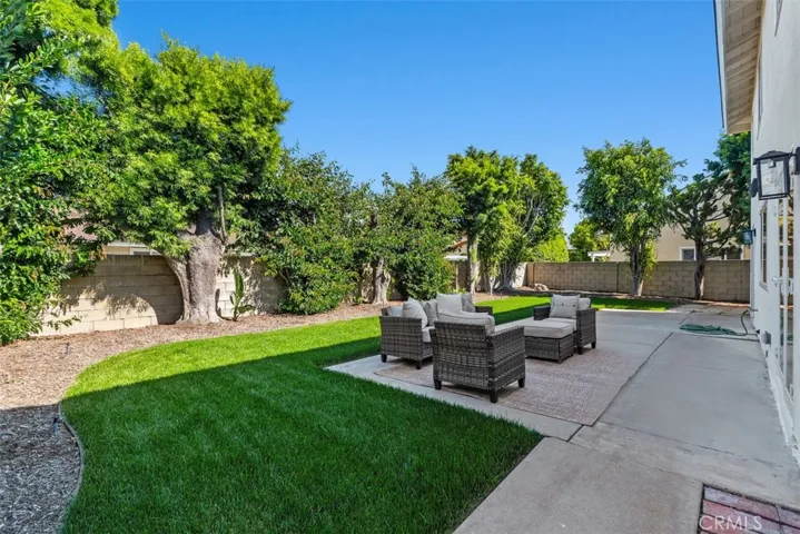 Amazing backyard on large lot~