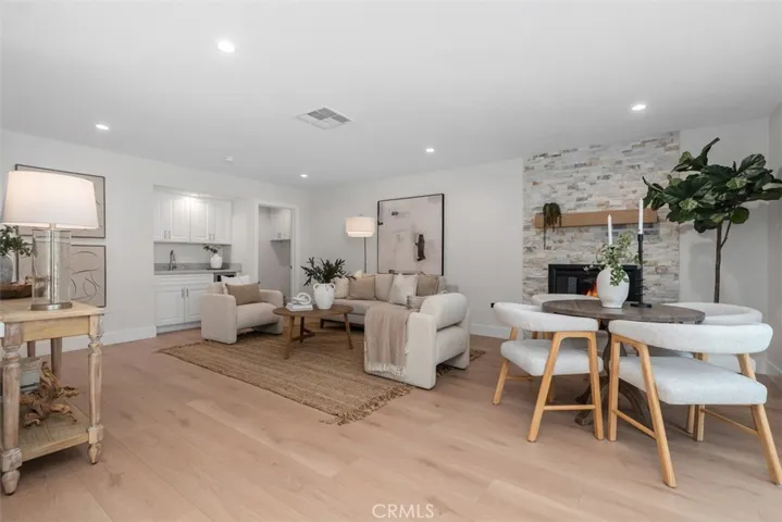 Charming Family Room with lots of room for daily family enjoyment~