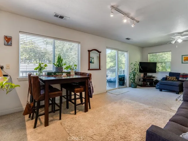 1428 Eat-in Kitchen