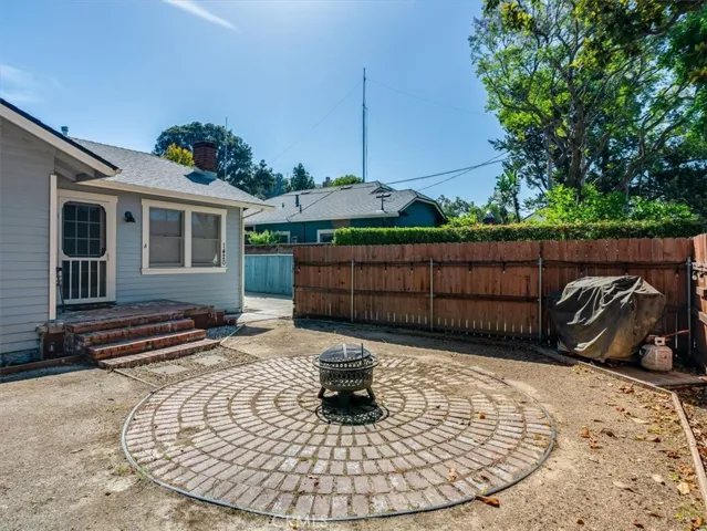 1420 A- Front Yard