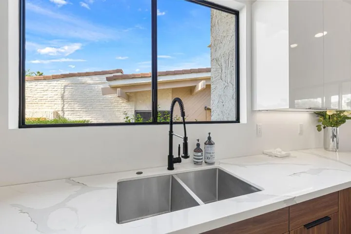 BEAUTIFULLY REMODELED KITCHEN