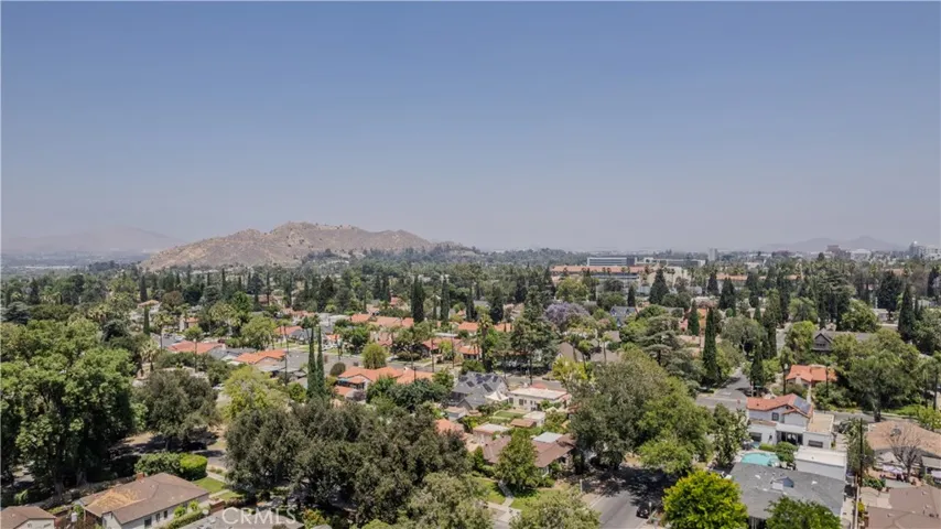 One mile to Mt Rubidoux, 1.5 Miles to Downtown this historic neighborhood offers a wonderful lifestyle.