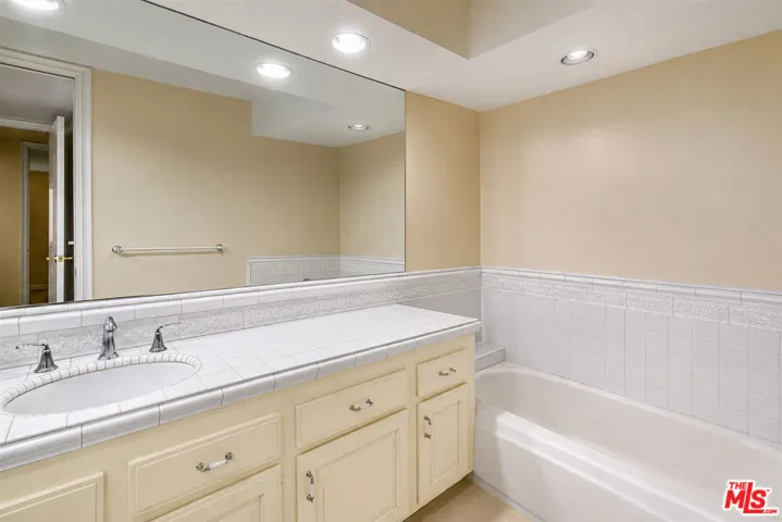 14923 Moorpark Street 101, Sherman Oaks, California 91403