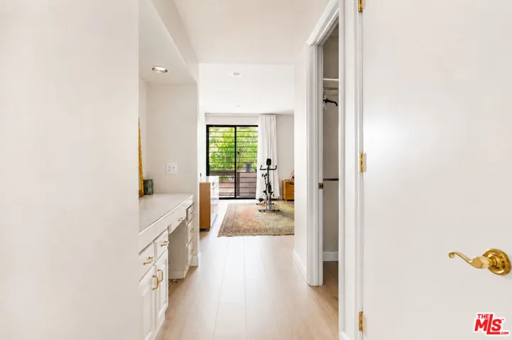 14923 Moorpark Street 101, Sherman Oaks, California 91403