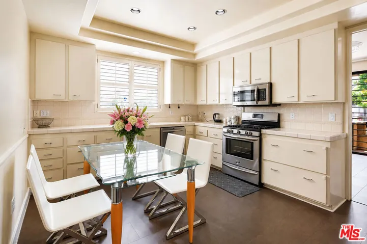14923 Moorpark Street 101, Sherman Oaks, California 91403