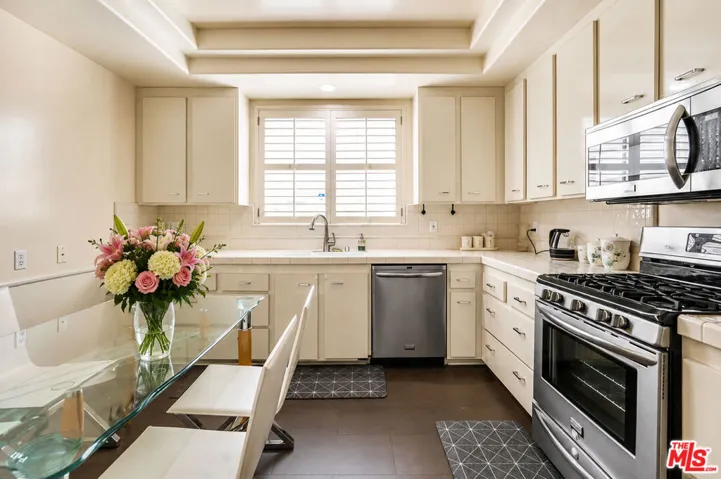 14923 Moorpark Street 101, Sherman Oaks, California 91403