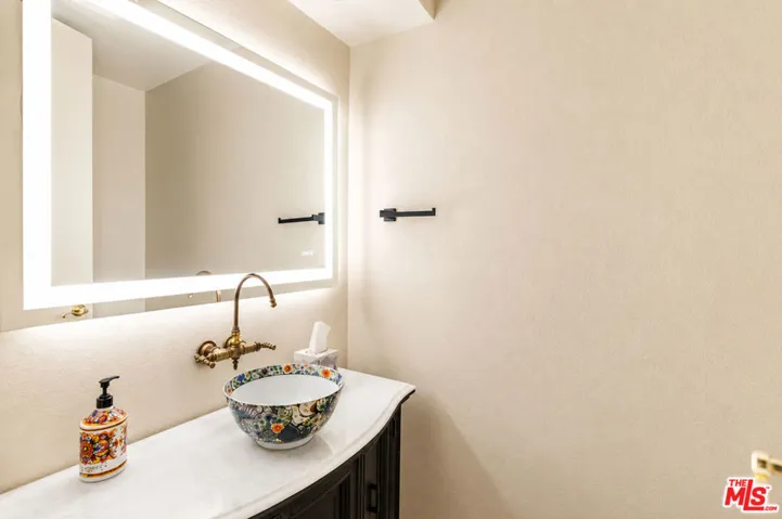 14923 Moorpark Street 101, Sherman Oaks, California 91403
