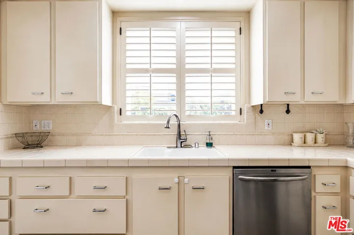 14923 Moorpark Street 101, Sherman Oaks, California 91403