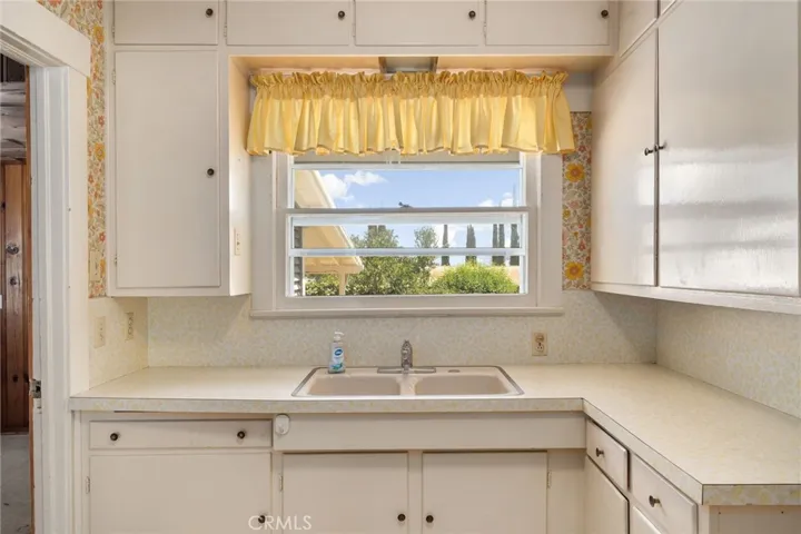 Adorable Kitchen with a View!
