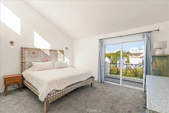 Primary suite w balcony