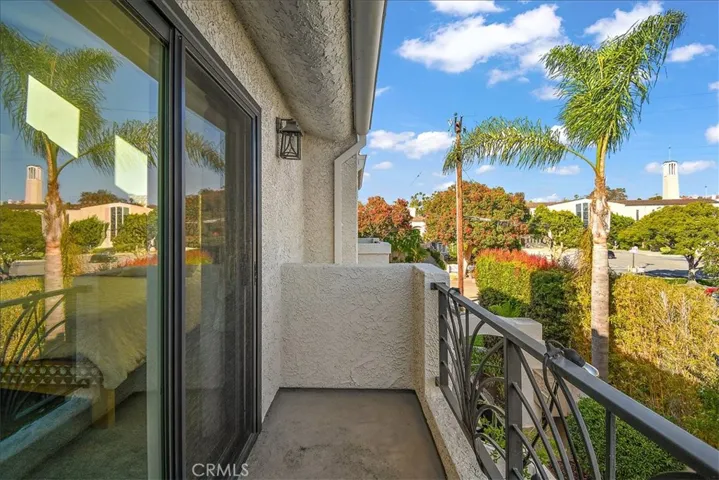 Primary suite w balcony