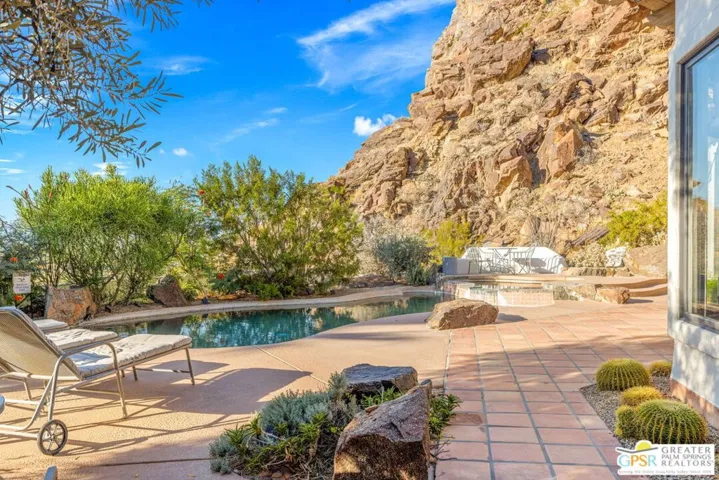 2300 S Bisnaga Avenue, Palm Springs, California 92264