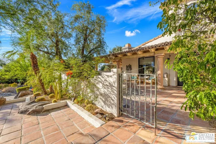 2300 S Bisnaga Avenue, Palm Springs, California 92264