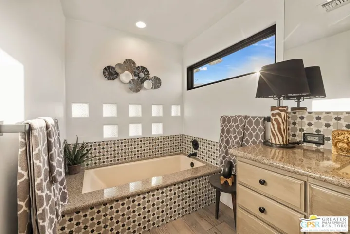 2300 S Bisnaga Avenue, Palm Springs, California 92264