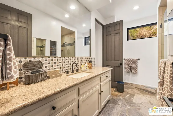 2300 S Bisnaga Avenue, Palm Springs, California 92264
