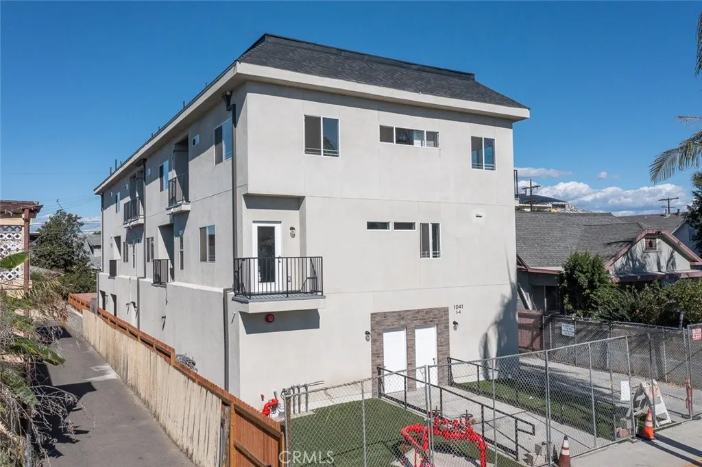 1041 W Leighton Ave