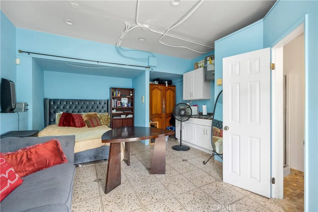 4th bedroom separate entrance