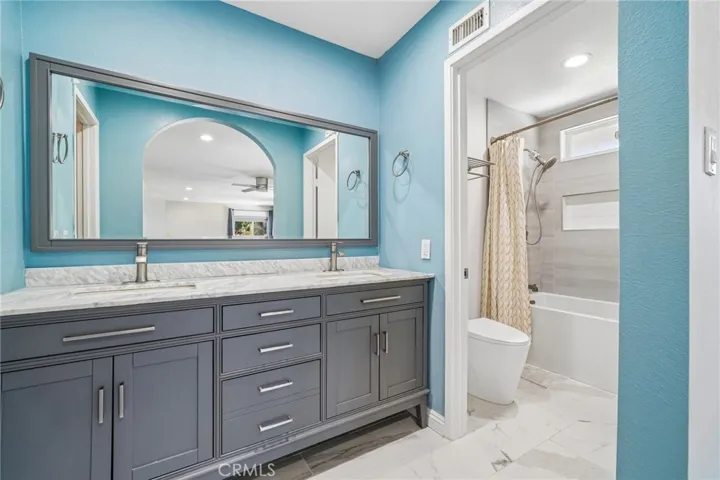 Primary bedroom Bathroom
