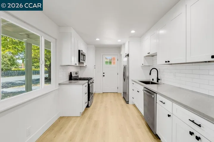 1650 Moraga Dr, Santa Rosa, California 95404