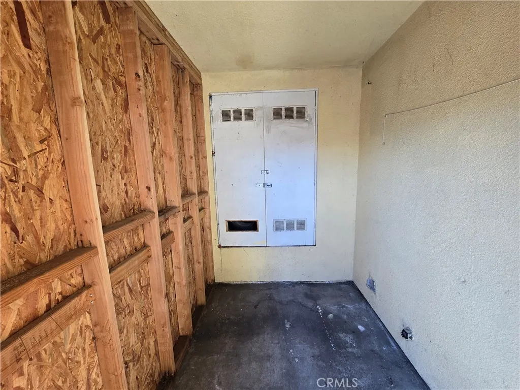 Storage shed/area in back!