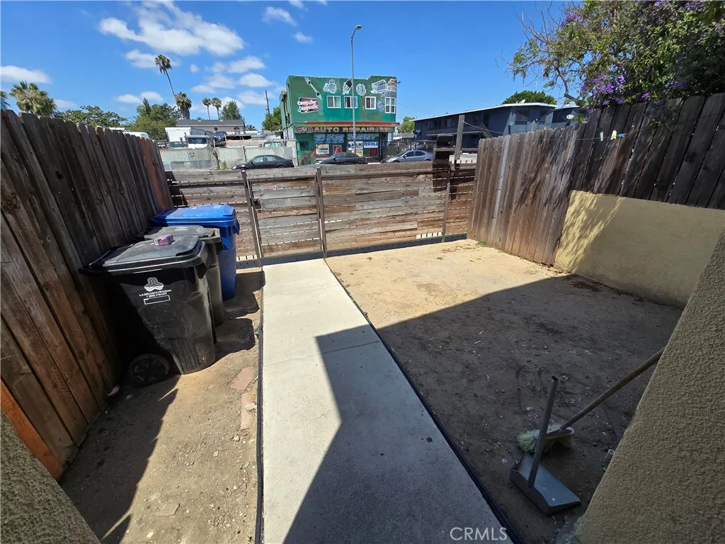 Front yard/Patio area