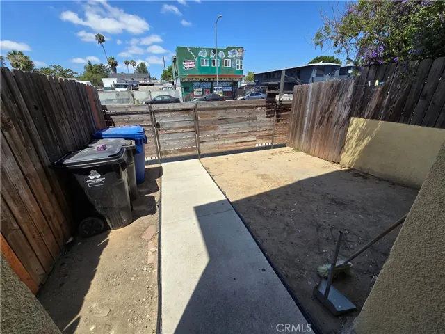 Front yard/Patio area