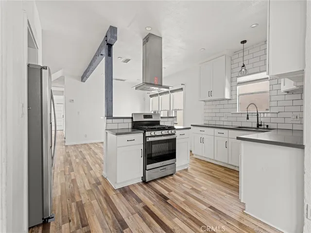 Front house opoen kitchen