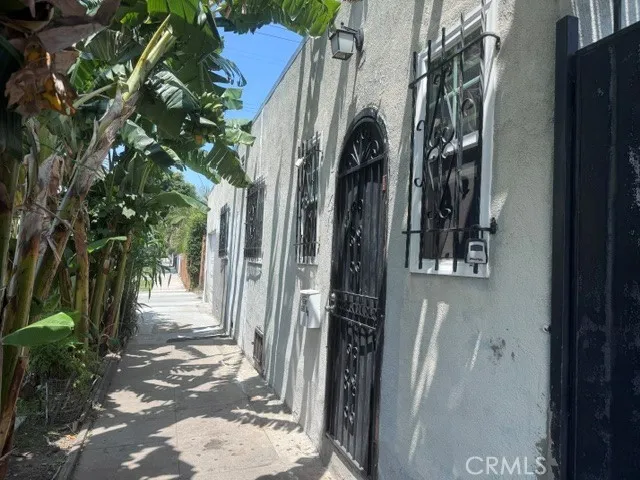 9223 S San Pedro