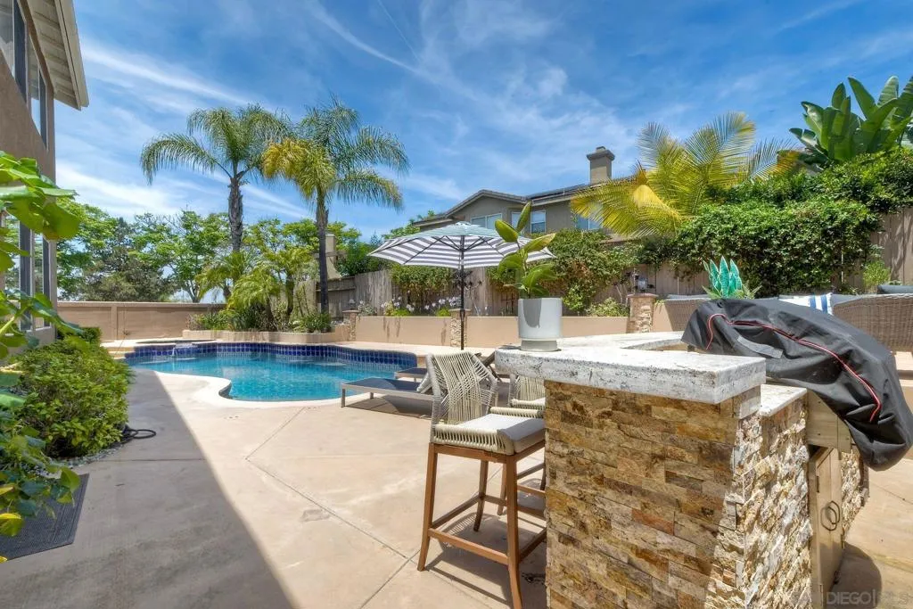 Built in BBQ area - great for entertaining!