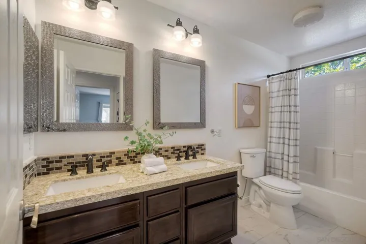 Hall bath shared by 2 secondary bedrooms