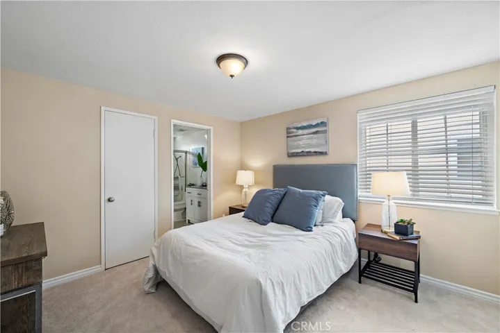Great sized bedrooms, smooth ceilings, Dual Pane Windows