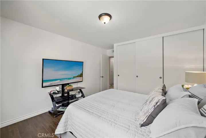 Great sized bedrooms, smooth ceilings, Dual Pane Windows