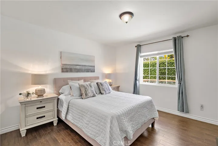Great sized bedrooms, smooth ceilings, Dual Pane Windows