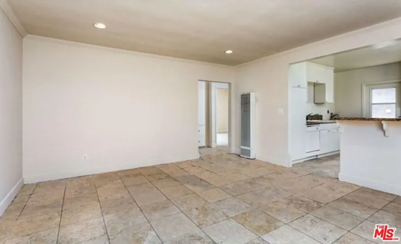Living room Pic#3