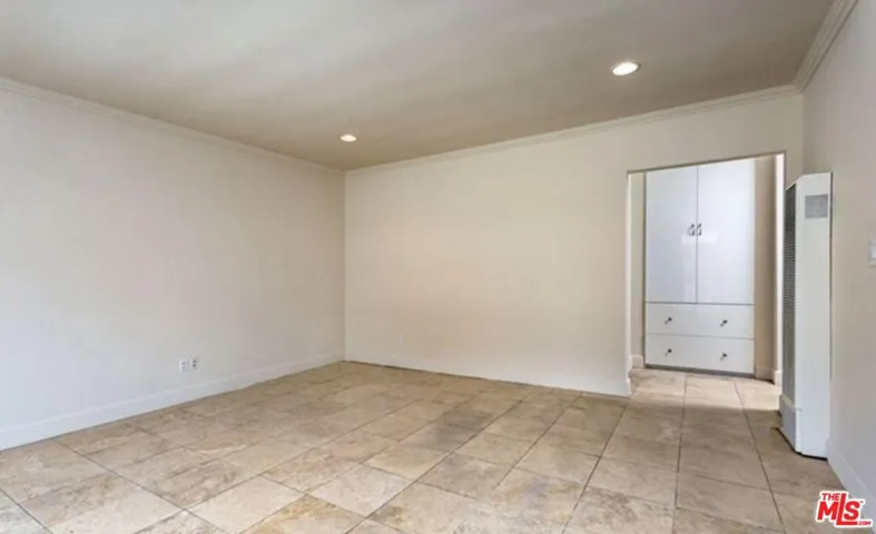 Living room Pic#2