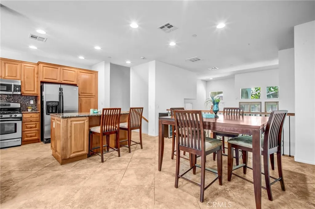 Dining, Island, & Kitchen