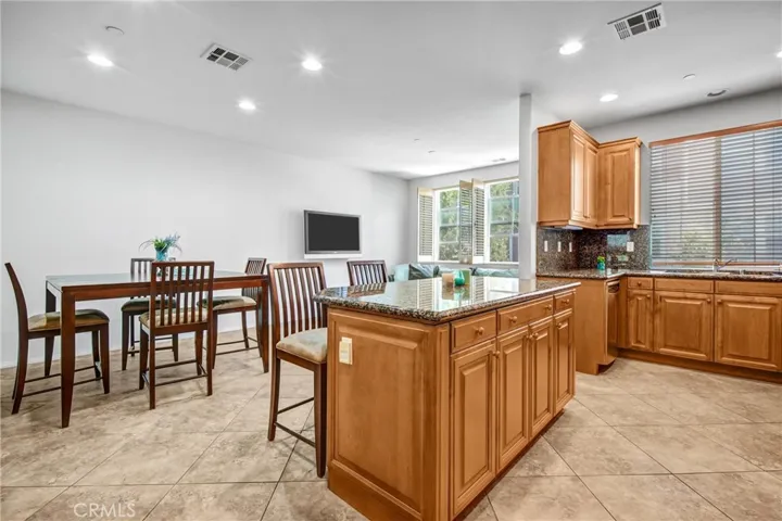 Kitchen & Dining